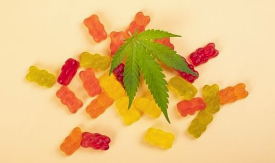 Do Weed Edibles Make You Dehydrated? (What Experts Say)
